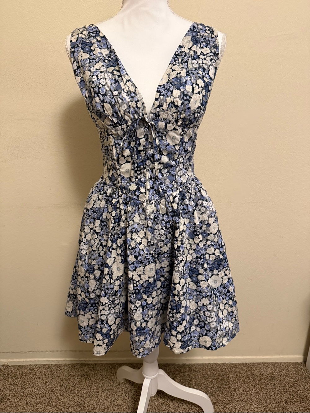PRINCESS POLLY Floral V-Neck Fit & Flare Dress in Blue and White size 4